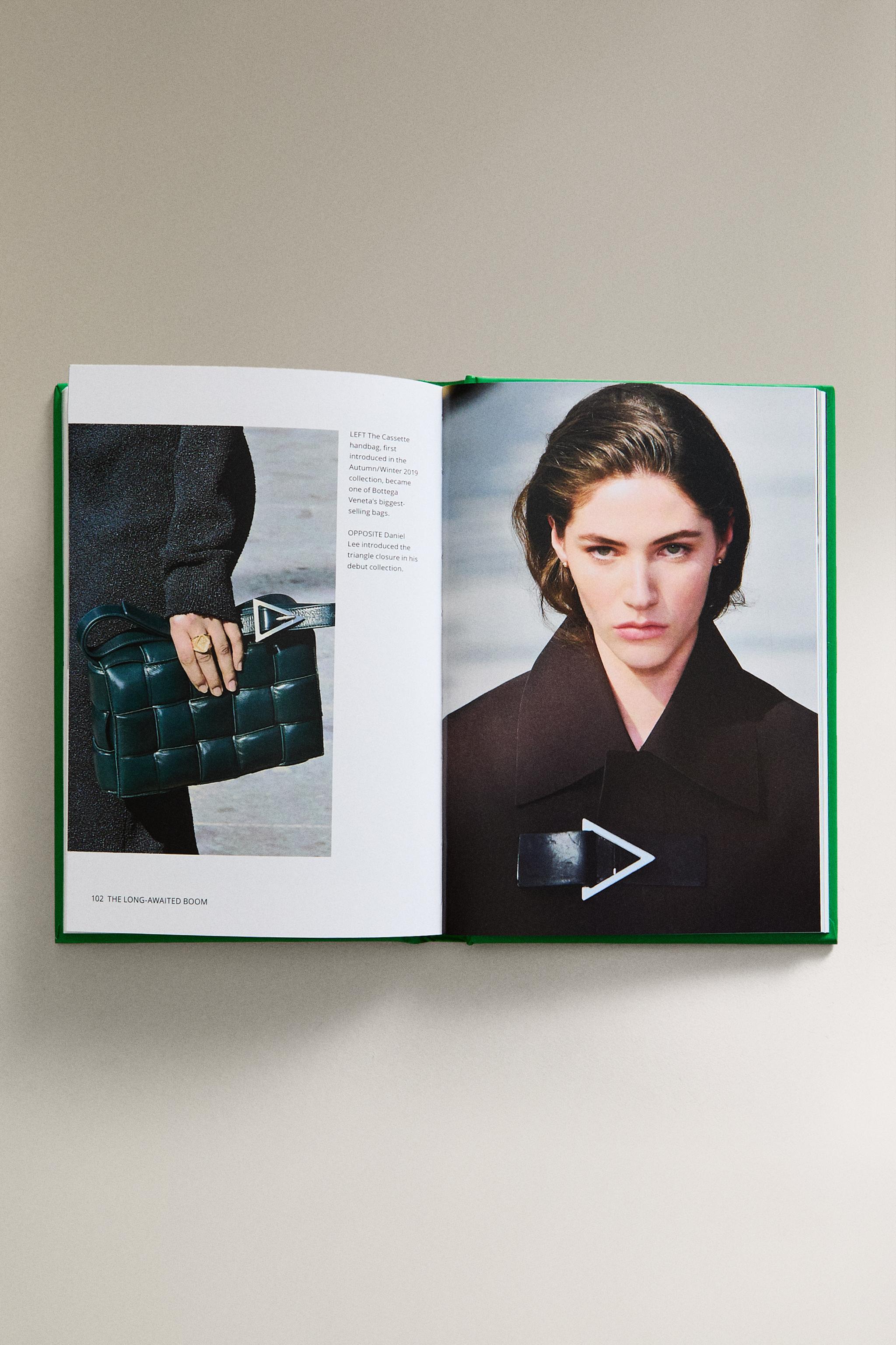 THE LITTLE BOOK OF BOTTEGA VENETA (ENGLISH)